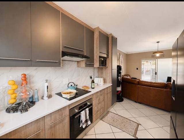 2 BEDROOM TOWNHOUSE FOR SALE IN LAMBTON GARDENS
